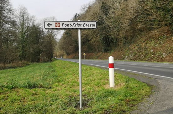 Panneau indicateur au bord de la D712