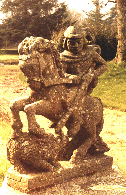 Chasseur et sanglier dans le parc de Brezal. Photo A. Croguennec - Avril 1980 Chasseur et sanglier dans le parc de Brezal. Photo A. Croguennec - Avril 1980