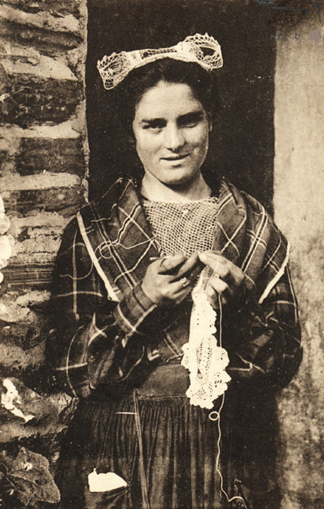 Jeune fille de La Roche-Maurice Jeune fille de La Roche-Maurice