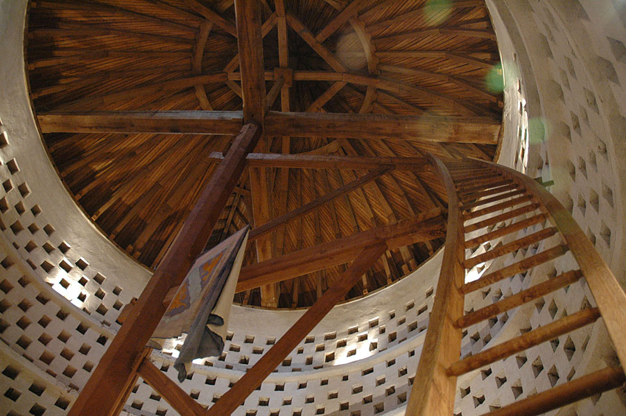 Colombier de Créteil (Val-de-Marne) avec son échelle, potences et mât central colombier de Créteil