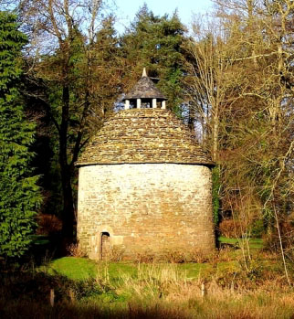 Colombier de Keruzoret à Plouvorn avec son chapeau chinois colombier de Keruzoret à Plouvorn