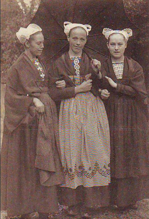 Jeunes filles de Plouneventer Jeunes filles de Plouneventer
