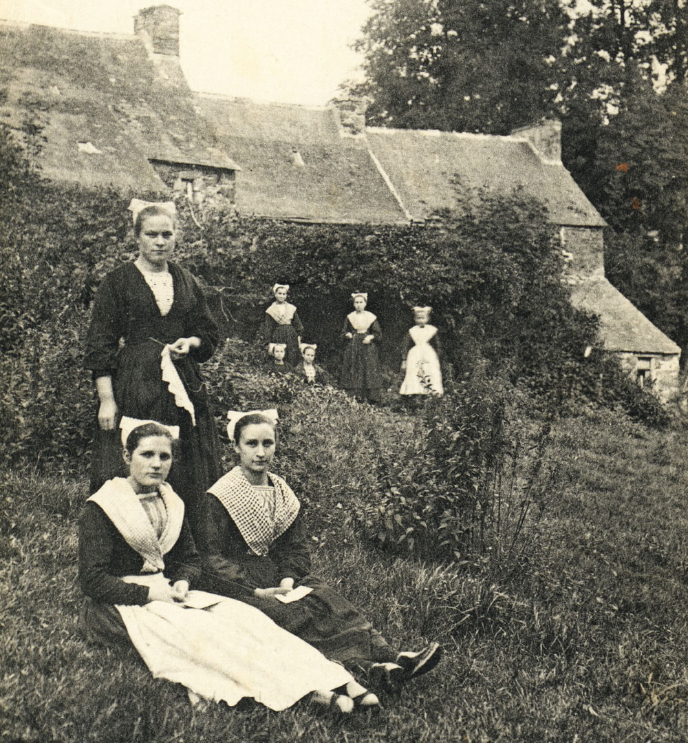Groupe de jeunes filles de La Roche-Maurice groupe de jeunes filles de La Roche-Maurice