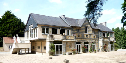 écuries du château aujourd'hui transformées en restaurant
