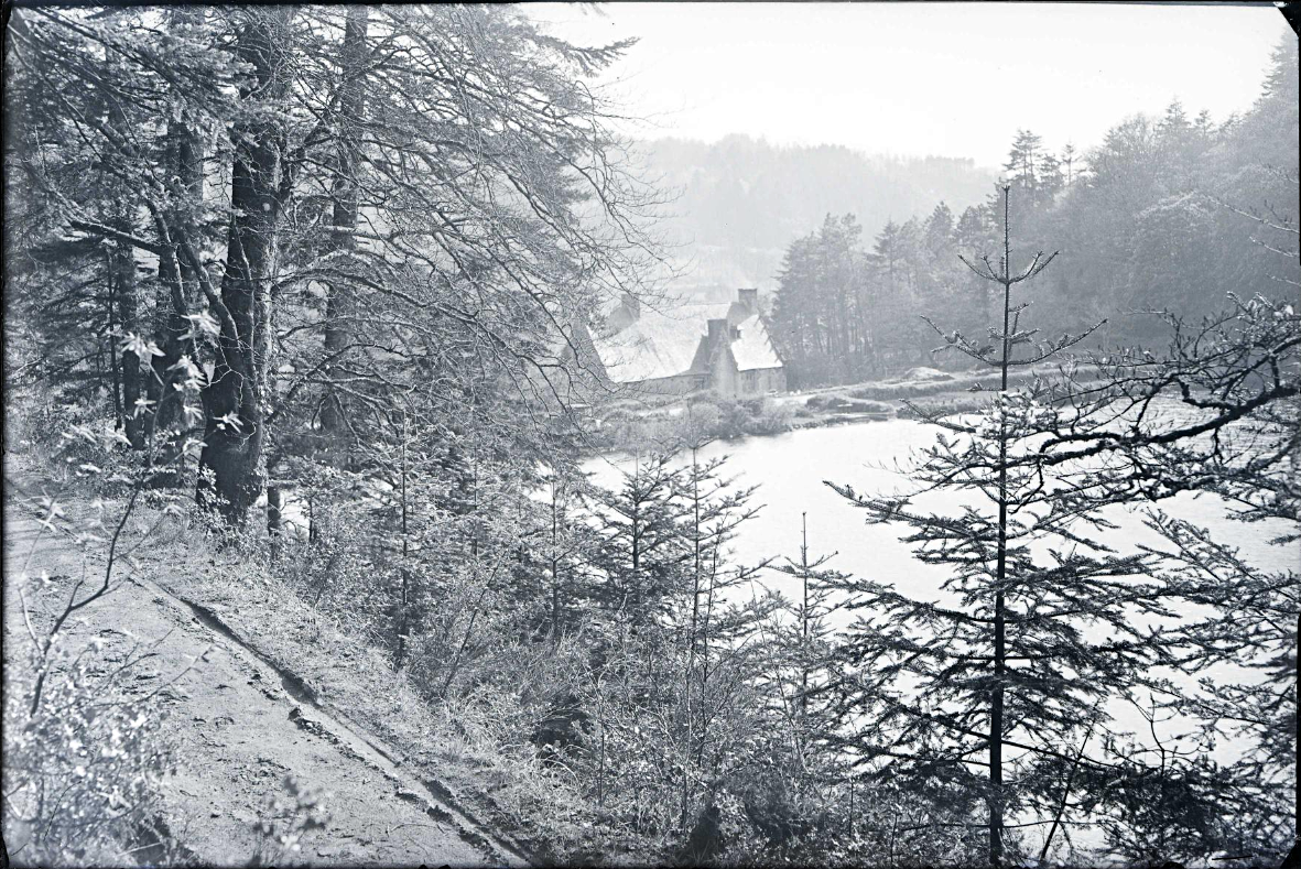 Etang et moulin de Brezal, vus de la rive côté Saint-Servais