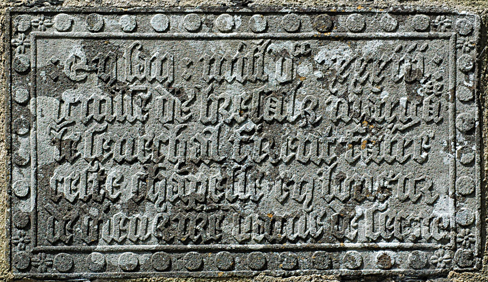 Inscription sur l'église -  Photo A. Croguennec inscription sur l'église