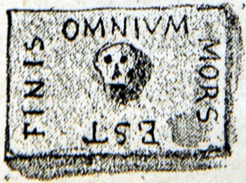 Finis omnium mors est = La fin de tout c'est la mort (source Henri Du Cleuziou) Finis omnium mors est