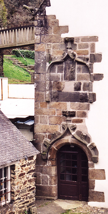 Porte du moulin de Brezal - Photo A. Croguennec - 8/3/2003 porte du moulin