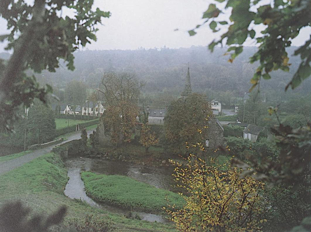 Le bourg de Pont-Christ vu du bois de Brezal - Photo Jos Le Doaré in Ferveur et grâce du Finistère p.72