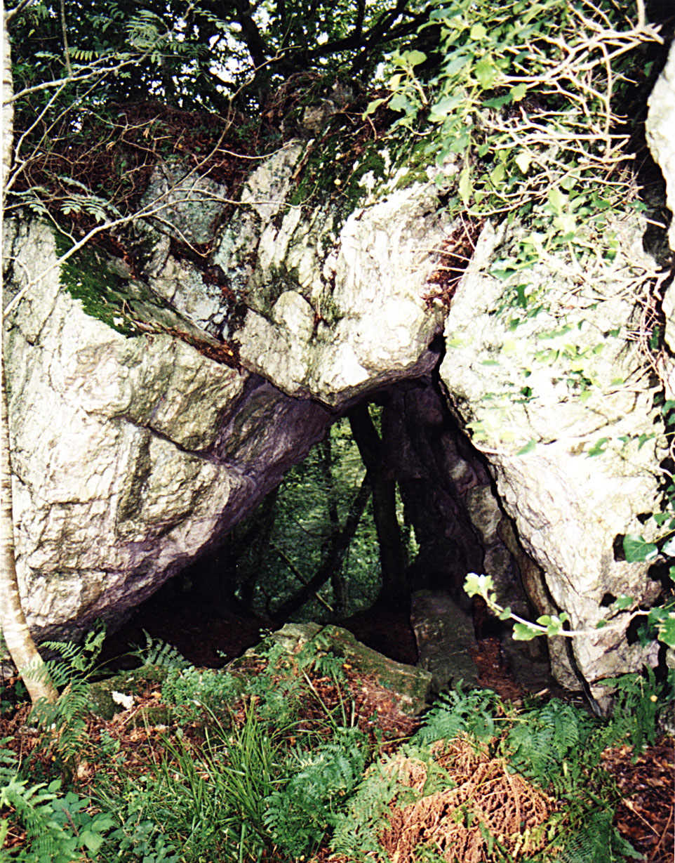 Roche percée, côté est - photo A. Croguennec, Août 2003