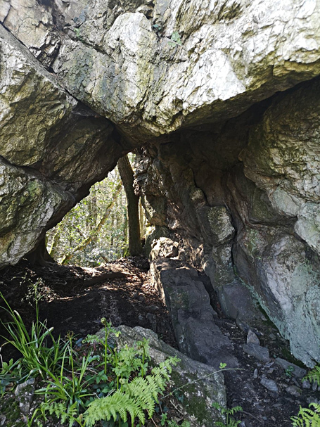 Roche percée, côté est, plus à l'intérieur - photo Gisèle Le Squin