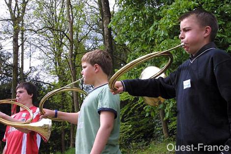 Parmi les stagiaires (photo), de jeunes pratiquants. La session est encadrée par les meilleurs sonneurs de Bretagne, qui sont eux-mêmes regroupés au sein du Val sans retour, vainqueur de la coupe d'Europe en 2006. Parmi les stagiaires (photo), de jeunes pratiquants. La session est encadrée par les meilleurs sonneurs de Bretagne, qui sont eux-mêmes regroupés au sein du Val sans retour, vainqueur de la coupe d'Europe en 2006.