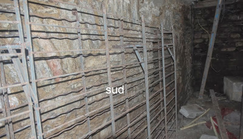 Mur sud de la cage à l'intérieur du moulin