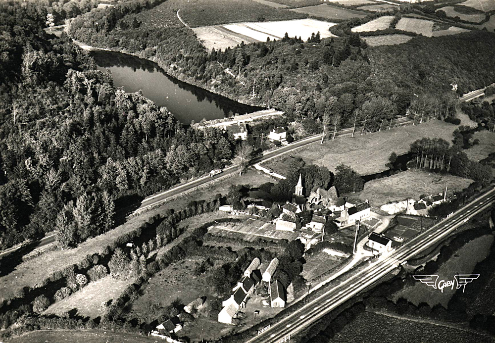Le bourg de Pont-Christ - vue aérienne années 1950 Le bourg de Pont-Christ - vue aérienne années 1950