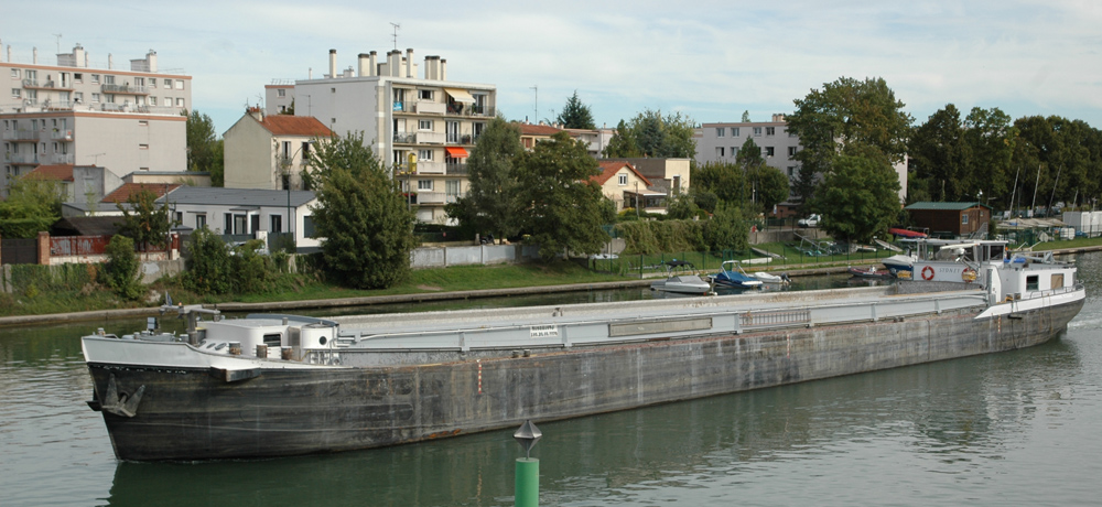 Une péniche vue de la passerelle de La Pie