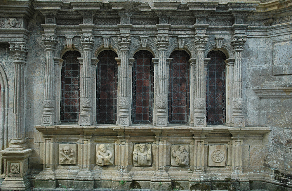 Personnages du soubassement et colonnes corinthiennes, à droite - Ph. André Croguennec