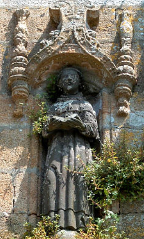 Saint Yves dans la niche centrale du clocher de La Roche