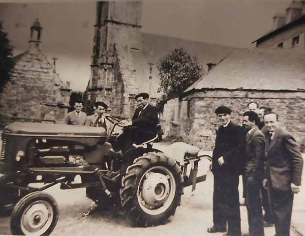 Premier tracteur de Marcel Le Meur de Kernevez en 1958