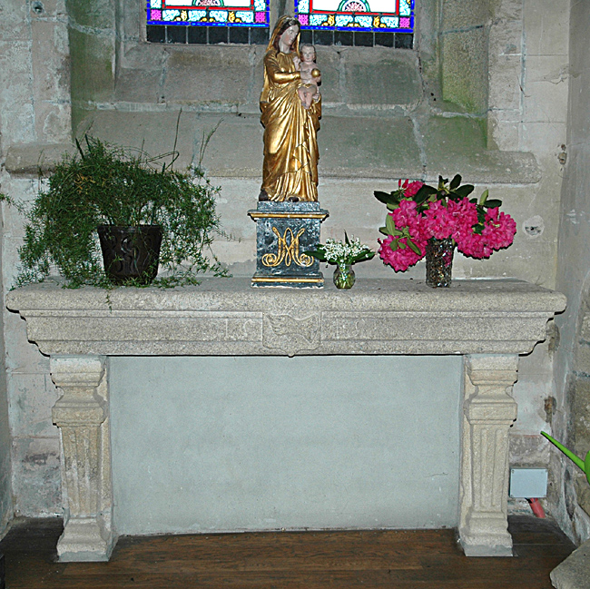 Vierge sur l'autel de Keraoul - Photo A. Croguennec