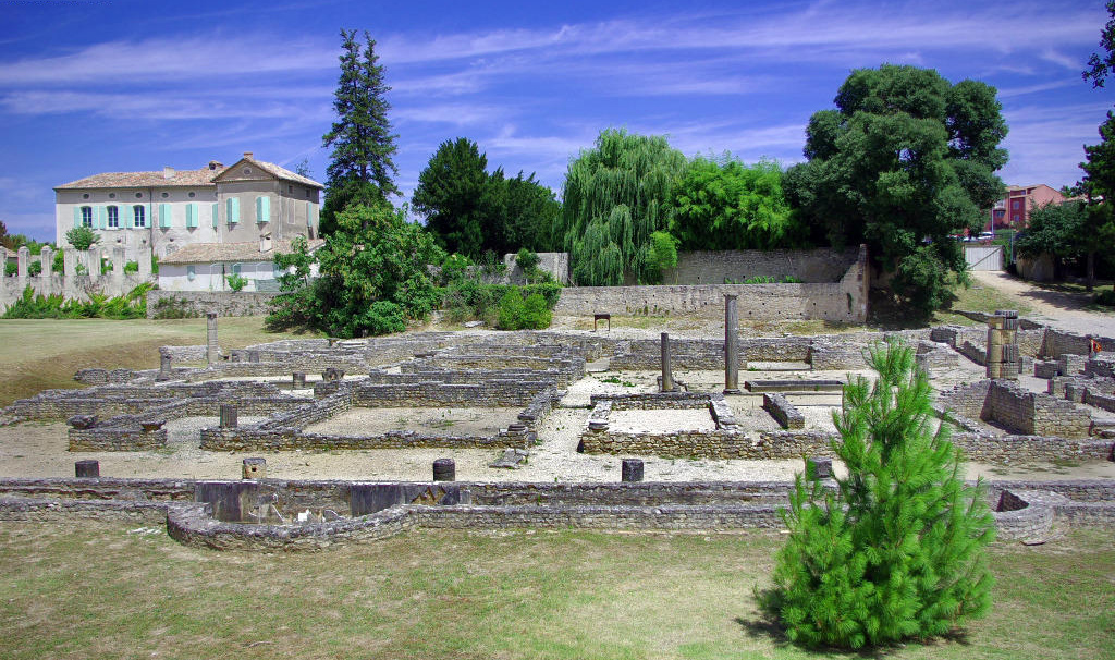 Derrière les ruines romaines, le château de La Villasse