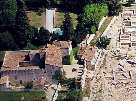 Château de La Villasse devant les ruines
