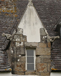 Gâble au-dessus d'une fenêtre du moulin de Brezal