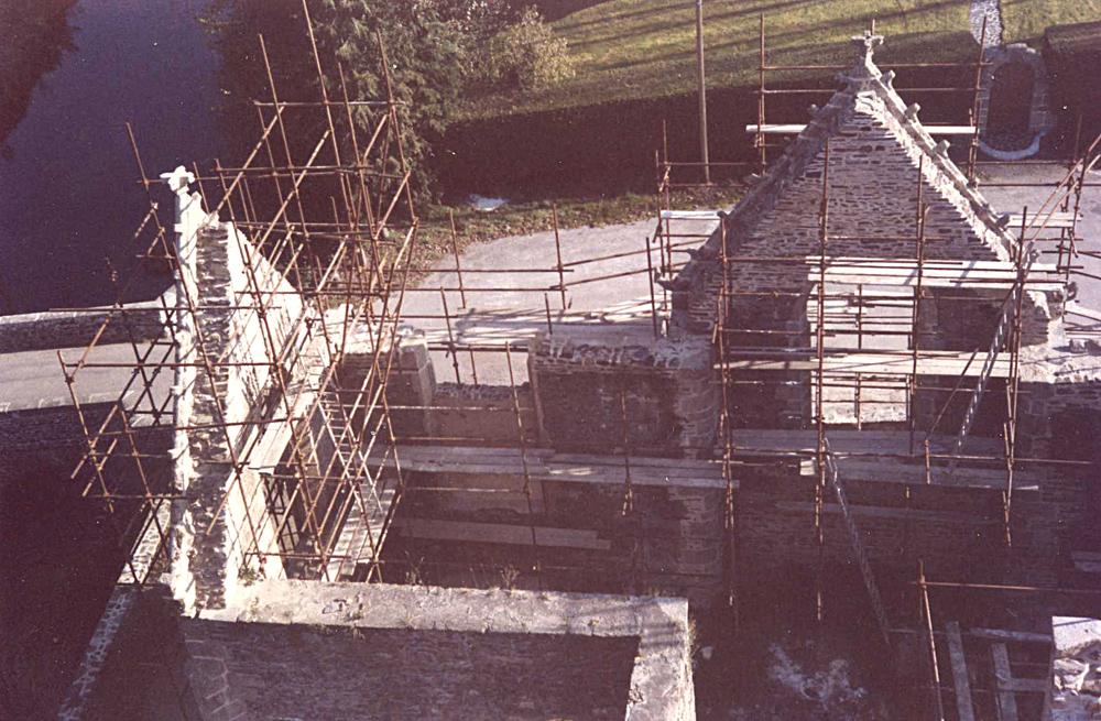 Travaux en 1988 - échafaudages dans l'église - Photo Arsène André Heliez