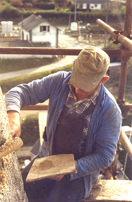 Travaux en 1988 - maçon en plein travail - Photo Arsène André Heliez