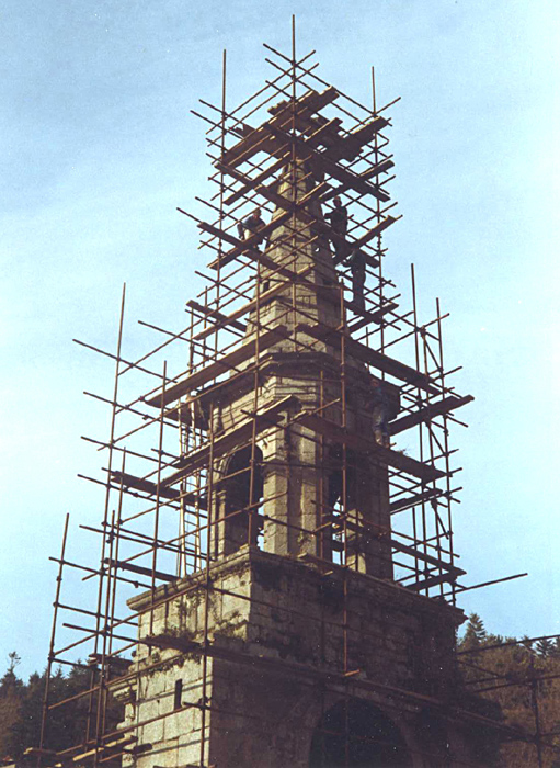 Travaux en 1988 - échafaudages sur le clocher - Photo Arsène André Heliez