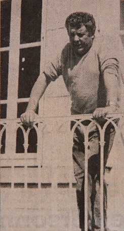 Robert Gourlaouen au balcon du château de Brezal