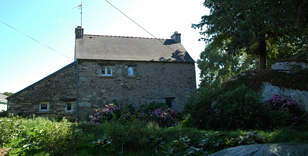 La Roche-Plate - arrière de la maison - Ph. A. Croguennec le 27/8/2021