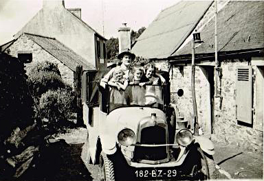 Avec la voiture dans la cour de la maison