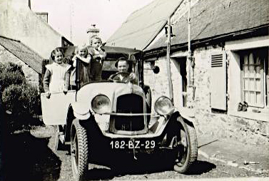 Avec la voiture dans la cour de la maison