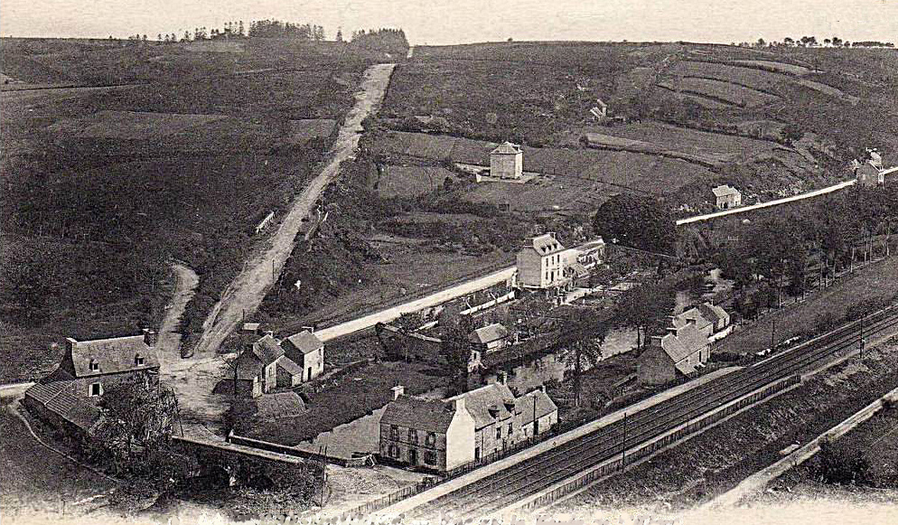 Vieux pont de La Roche et route de Kerbeneat Vieux pont de La Roche et route de Kerbeneat